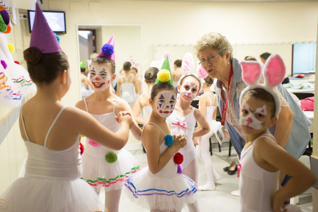 Ballarines disfressades de pallasso