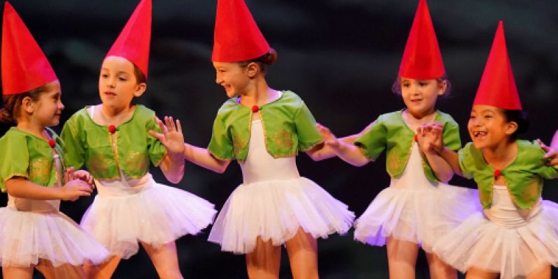 Pequeñas bailarinas vestidas de gnomos