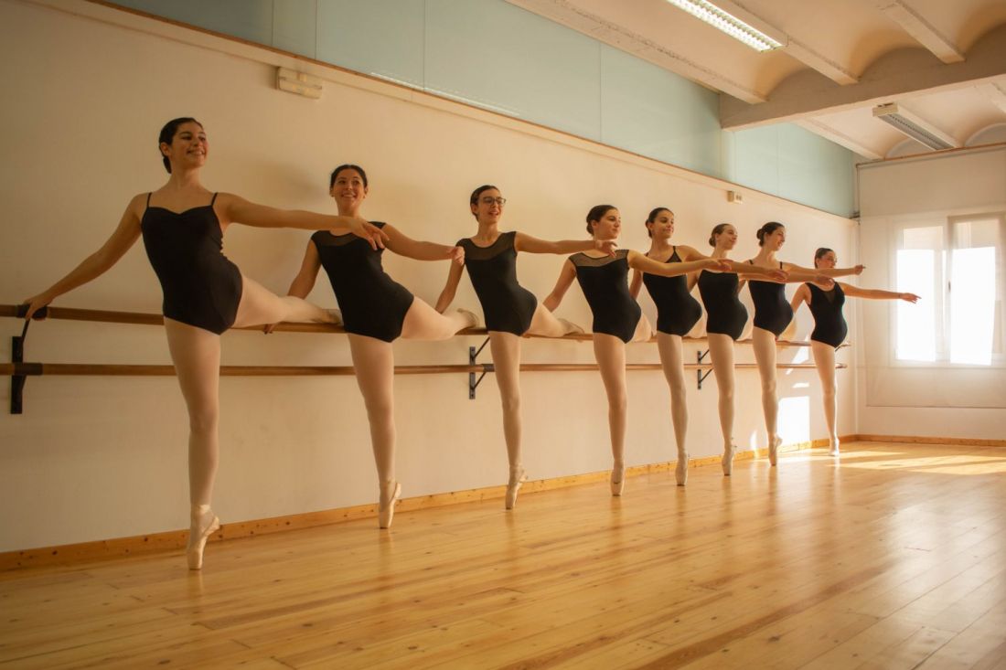 Bailarinas entrenando en la barra