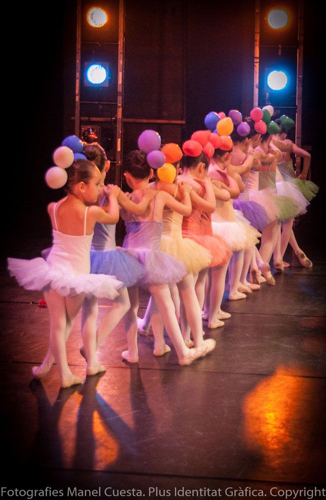 Pequeñas bailarinas actuando en escenario