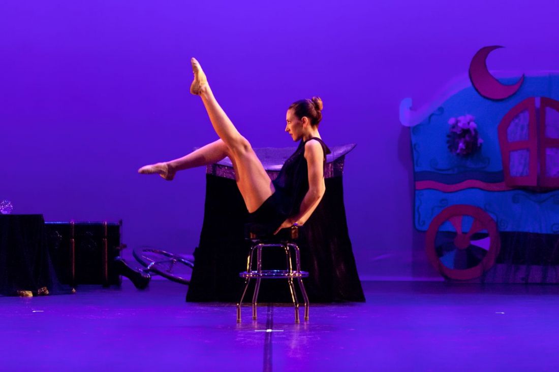 Bailarina en actuación de danza contemporánea