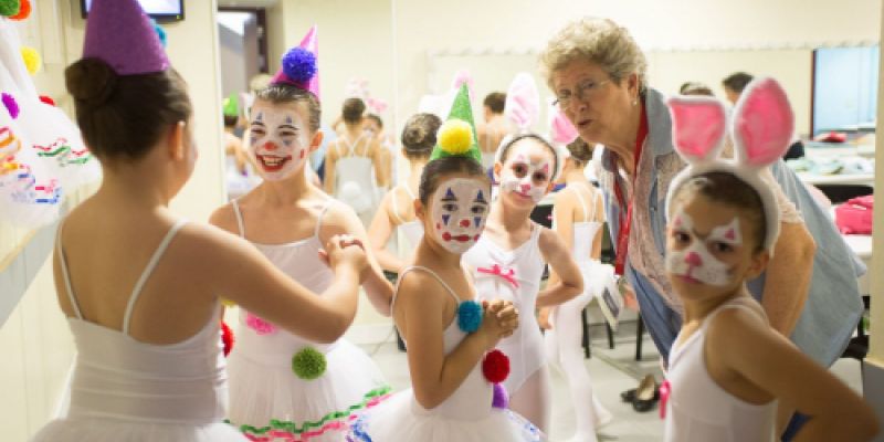 Bailarinas disfrazadas de payaso