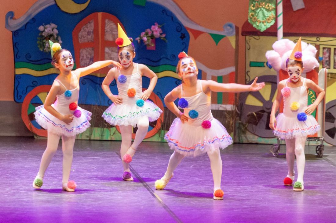 Pequeñas bailarinas vestidas de payaso