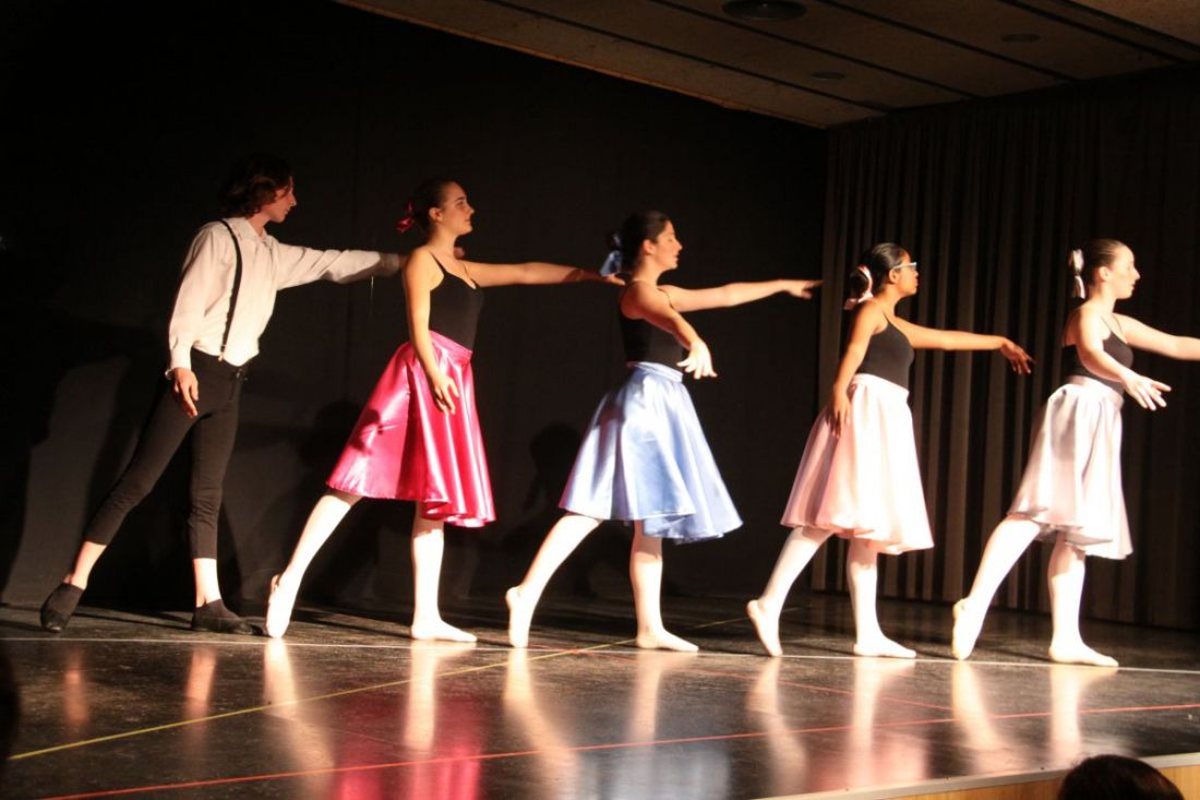 Grupo de bailarinas actuando