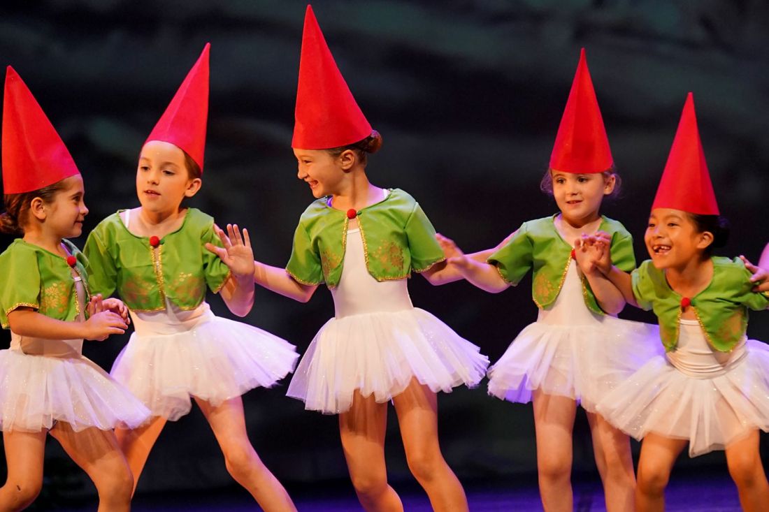 Pequeñas bailarinas vestidas de gnomos