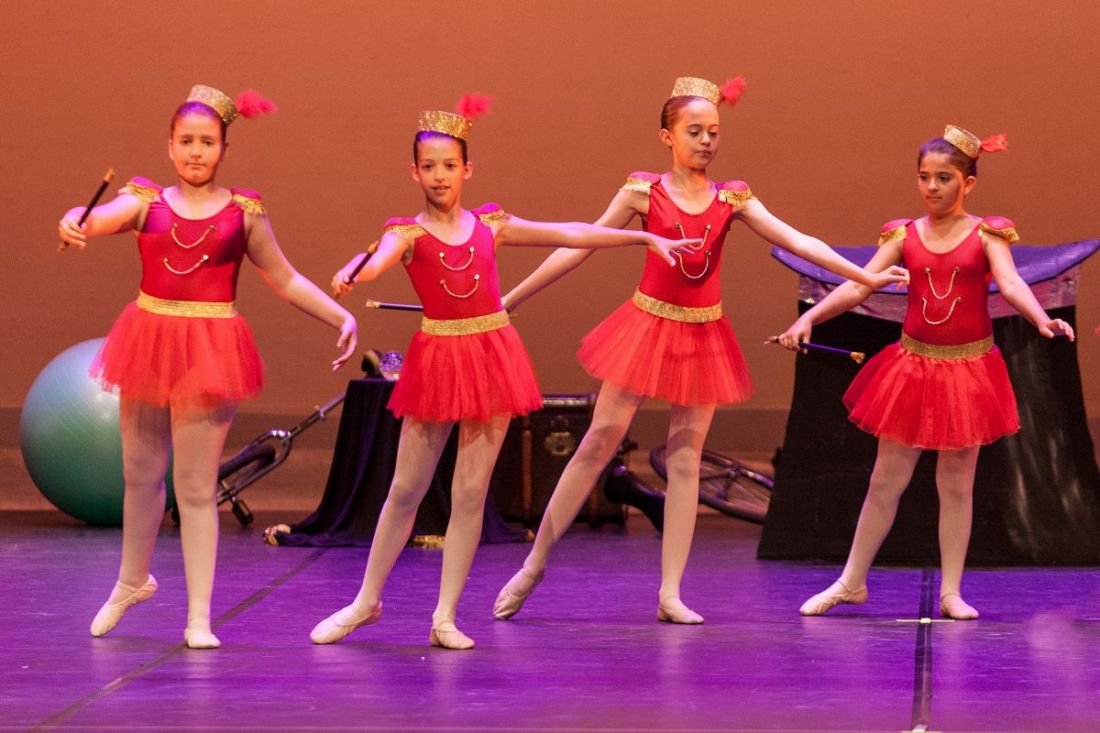 Pequeñas bailarinas de rojo