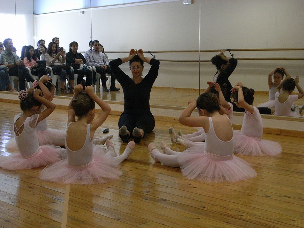 Bailarinas haciendo ejercicios de estiramiento